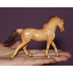 Breyer Stablemates W6026 - Bułany koń ciepłokrwisty
