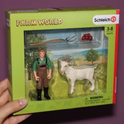 Schleich 42375 - Farmer z kozą i widłami